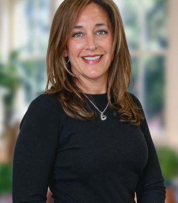 Portrait of Kyla Thomas, Associate Broker.
